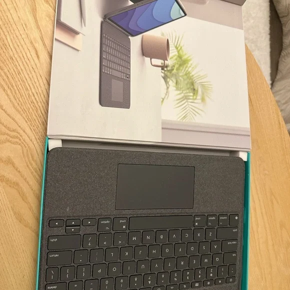 Logitech Combo Touch iPad Pro 12.9'' 5th & 6th Gen Keyboard Case Tablet Keyboards